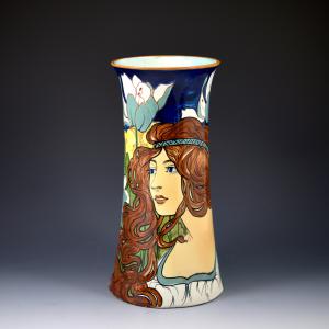 Vaso con profilo femminile e decoro floreale <br>Manifattura Salvini <br>Firenze, 1900-1902 circa